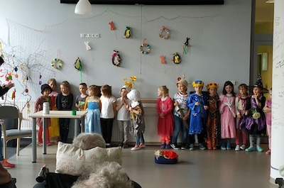 Velikonoce, cvičení s padákem i pohádkové představení, to je duben 2019