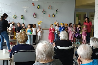 Velikonoce, cvičení s padákem i pohádkové představení, to je duben 2019