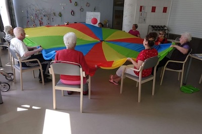 Velikonoce, cvičení s padákem i pohádkové představení, to je duben 2019
