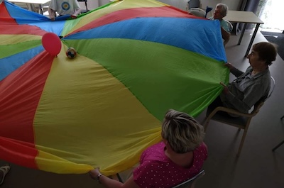 Velikonoce, cvičení s padákem i pohádkové představení, to je duben 2019