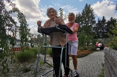 Je nám 100 a co jako - Rehabilitace chůzí