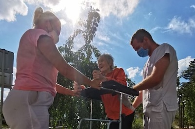 Je nám 100 a co jako - Rehabilitace chůzí