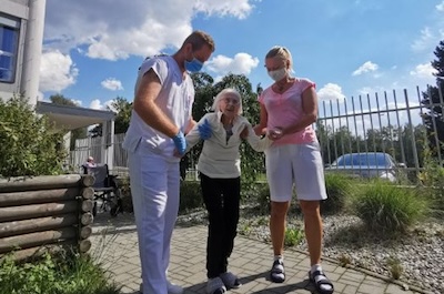 Je nám 100 a co jako - Rehabilitace chůzí