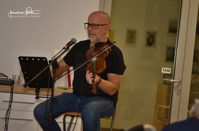Lednoví oslavenci a skupina sousedi