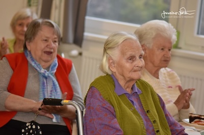 Lednoví oslavenci a skupina sousedi
