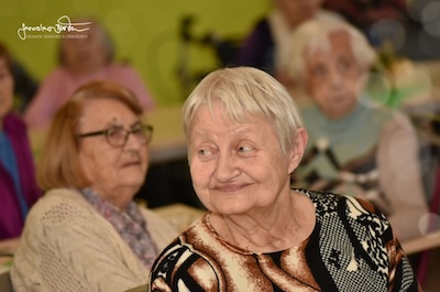 Lednoví oslavenci a skupina sousedi