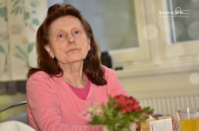 Lednoví oslavenci a skupina sousedi