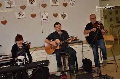 Lednoví oslavenci a skupina sousedi