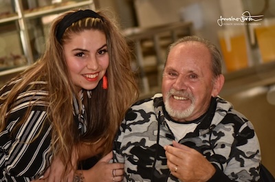 Lednoví oslavenci a skupina sousedi