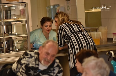 Lednoví oslavenci a skupina sousedi