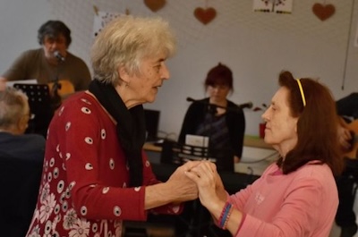 Lednoví oslavenci a skupina sousedi
