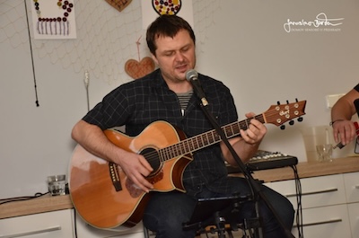 Lednoví oslavenci a skupina sousedi
