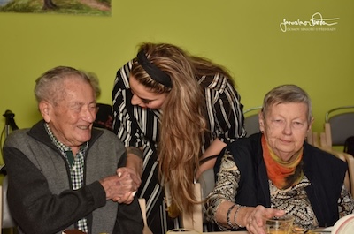 Lednoví oslavenci a skupina sousedi