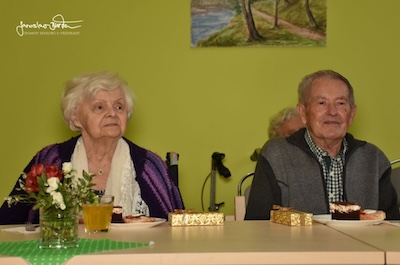 Lednoví oslavenci a skupina sousedi