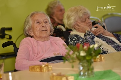 Lednoví oslavenci a skupina sousedi