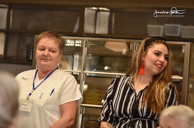 Lednoví oslavenci a skupina sousedi