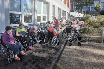 Kávička se zmrzlinou na zahrádce