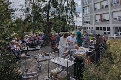 Opékání buřtů s pivečkem a hudbou