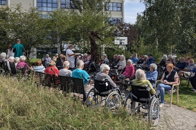 Opékání buřtů s pivečkem a hudbou