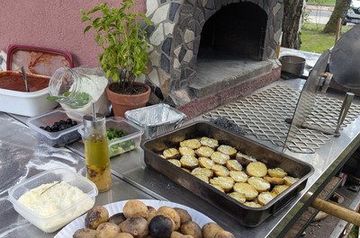 Pec a speciality připravené pro naše klienty s pivečkem a hudbou